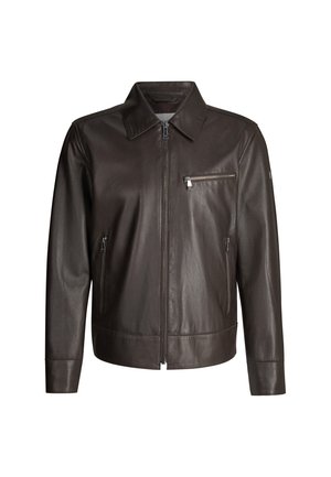 Donkerbruine leren jas met een ritssluiting aan de voorkant, kraag, twee verticale zijzakken en één horizontale borstzak met rits.