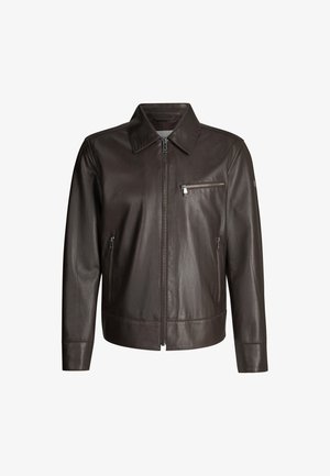 Ciemnobrązowa skórzana kurtka z przednim zamkiem błyskawicznym, kołnierzem, dwoma pionowymi bocznymi kieszeniami oraz jedną poziomą kieszenią na piersi z zamkiem błyskawicznym.