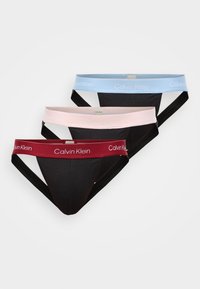 Trzy pary obcisłych majtek w kolorach czarnym, jasnoniebieskim i jasnoróżowym, z kontrastującymi elastycznymi paskami w talii z logo "Calvin Klein".