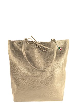 Sac tote en cuir doré avec une surface texturée, deux poignées arrondies et une fermeture à cordon. Dispose d'un petit détail du drapeau italien.