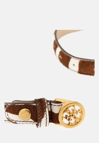 Cintura animal-print marrone e bianca con una texture liscia, dotata di una fibbia circolare in tono oro e un elemento metallico con marchio.