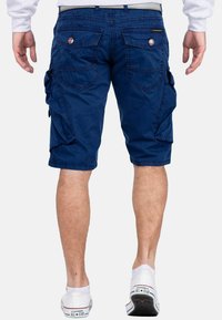 Shorts cargo bleu marine avec plusieurs poches latérales, passants de ceinture et une coupe décontractée. Fabriqués à partir d'un mélange de coton durable.