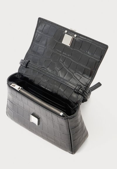 Sac à main en cuir noir avec motif crocodile, fermoir argenté et compartiment zippé, ouvert pour montrer l'intérieur et les emplacements pour cartes.