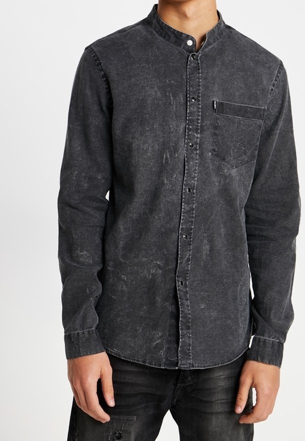Camicia button-up in denim nero con colletto alla francese, maniche lunghe, taschino frontale e una finitura sfumata e testurizzata.