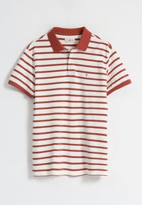 Polo a rayas en crema y óxido; cuenta con un cuello óxido y mangas cortas. Pequeño acento de logo en el pecho. Fabricado en suave tela de algodón.