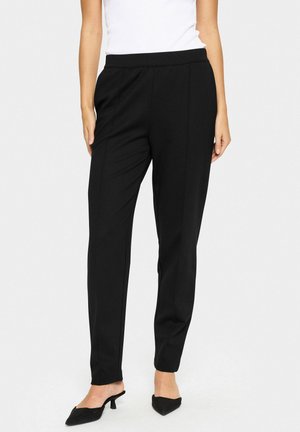 Zwarte op maat gemaakte broek met een gladde textuur, voorzien van een platte tailleband, zijzakken en een taps toelopend broekspijp ontwerp.