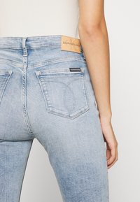 Ljus tvätt av denimjeans med en åtsittande passform. Funktioner inkluderar en läderpatch med Calvin Klein Jeans-logotyp och två bakfickor med sömnadsdetaljer.