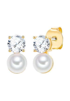 Goldene Stecker-Ohrringe mit runden klaren Edelsteinen über weißen Perlen, gesichert mit Schmetterlingsverschlüssen auf weißem Hintergrund.