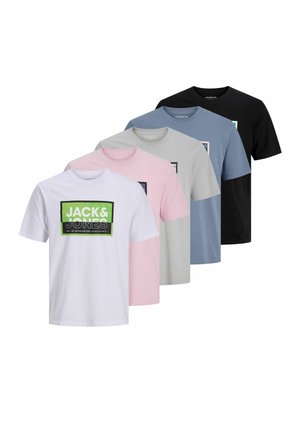 Pet bijelih, ružičastih, sivih, plavih i crnih majica kratkih rukava s okruglim izrezom, s pravokutnim logotipom brenda na prsima.