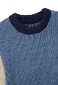 Gestrickter Pullover in Blautönen mit einem kontrastierenden, navyblauen Rippenkragen. Verfügt über eine strukturierte Webart und ein Etikett mit "OVS" in Gold.