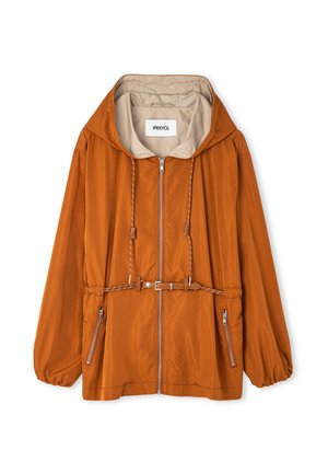 Chaqueta con capucha de color naranja óxido con forro beige, cremallera frontal, cinturón ajustable en la cintura, cordones con tiradores y bolsillos laterales con cremallera.