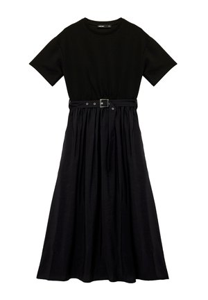 Zwarte jurk met een aansluitende top met korte mouwen en een ceintuur in de taille, met een vloeiende rok en een geweven stof voor een gelaagd uiterlijk.