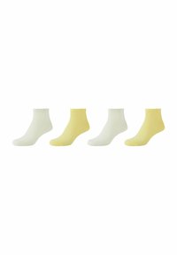 Vier paren enkelsokken in lichtgeel en gebroken wit. Gemaakt van gladde stof met een eenvoudige geribde boord en een minimalistisch ontwerp.