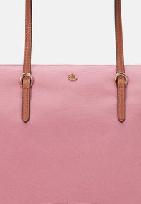 Lauren Ralph Lauren NYLON MEDIUM KEATON TOTE BAG - Maisiņveida soma - rose blush/tan