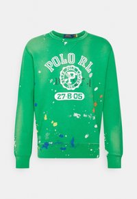 Vihreä crewneck-huppari, jossa valkoinen "Polo RL" ja "27 B-05" -teksti, Polo Ralph Lauren -logo sekä monivärinen maalisuihke-tyyppinen kuvio.