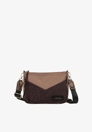 Bolso bandolera en púrpura y topo, con base de cuero sintético, diseño en chevrón, correa de cadena y acentos texturizados.