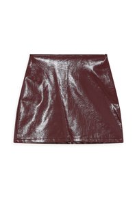 Mini gonna bordeaux con una finitura lucida e texturizzata. Presenta una silhouette dritta e un orlo pulito, realizzata in un materiale sintetico lucido.