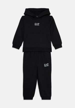 Schwarzes Hoodie- und Jogginghosen-Set aus weichem Stoff, mit einer Kängurutasche, gerippten Bündchen und EA7-Logo in Weiß auf beiden Teilen.