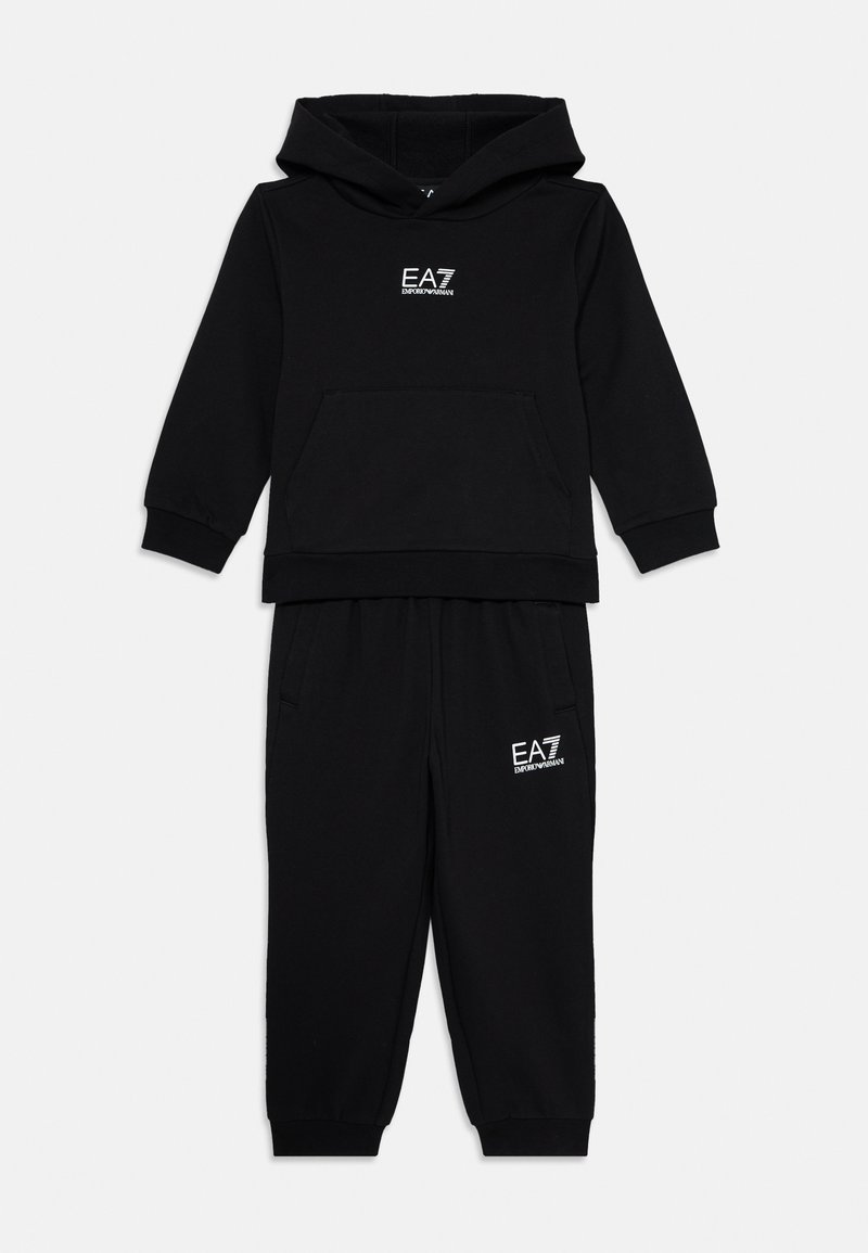 Set di felpa con cappuccio e pantaloni della tuta neri, realizzato in tessuto morbido, presenta una tasca a marsupio, polsini a coste e il logo EA7 in bianco su entrambi i pezzi.