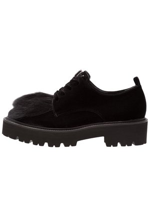 Czarne sznurowane buty z teksturowanym nosem z sztucznego futra, aksamitnym wierzchem, grubą gumową podeszwą i wyraźnym bieżnikiem. Elegancki design z kontrastującymi materiałami.