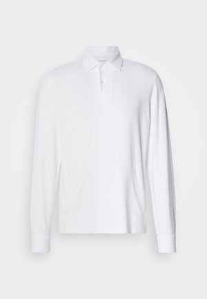 Biely dlhý rukáv polo tričko s golierom a dvoma gombíkmi, vystavené na svetlošedom pozadí.