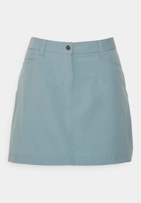 Světlou modrou, krátkou sukni s poutky na opasek, předními kapsami a knoflíkovým zapínáním v pase, položenou na bílé pozadí.