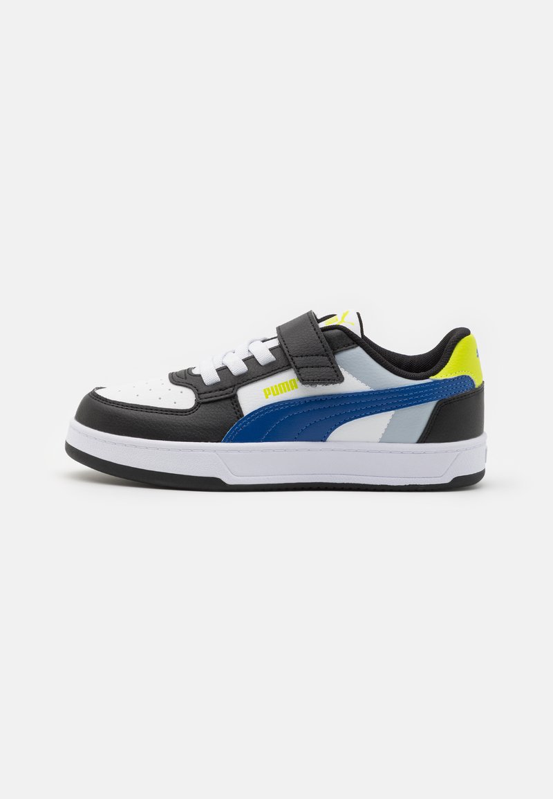 Baskets noir et blanc avec des accents bleus et jaunes, en cuir et matériau synthétique, fermeture à lacets et Velcro, semelle texturée, design sportif.