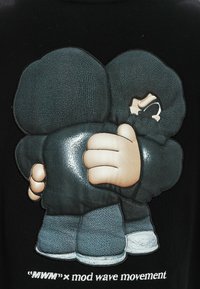 Tela negra con un gráfico texturizado de dos figuras en sudaderas grises abrazándose, con manos y zapatos estilizados al estilo de dibujos animados.
