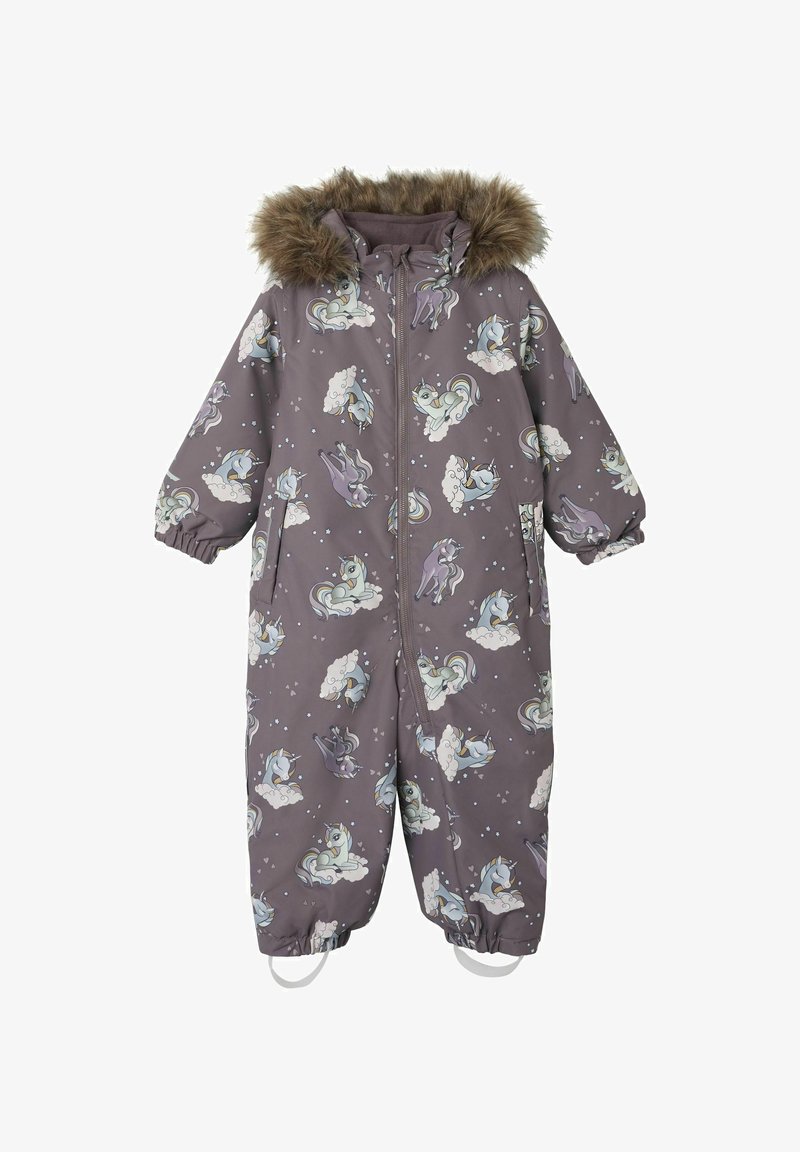 Vijoličen otroški smučarski kombinezon s patterni enorogov in oblakov, z oblogo iz krzna na kapuci, elastičnimi manšeti in sprednjim zadrgo.