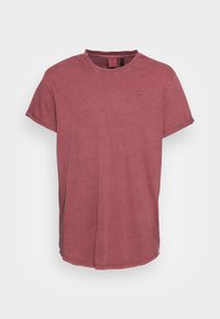 Korte mouwen vervaagde bordeaux rode crewneck t-shirt met klein logo op de linkerborst en eenvoudige zoomdetails.