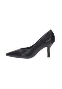 Zapato de tacón alto de punta estrecha en cuero negro, con un tacón delgado de altura media, visto de lado sobre un fondo blanco.