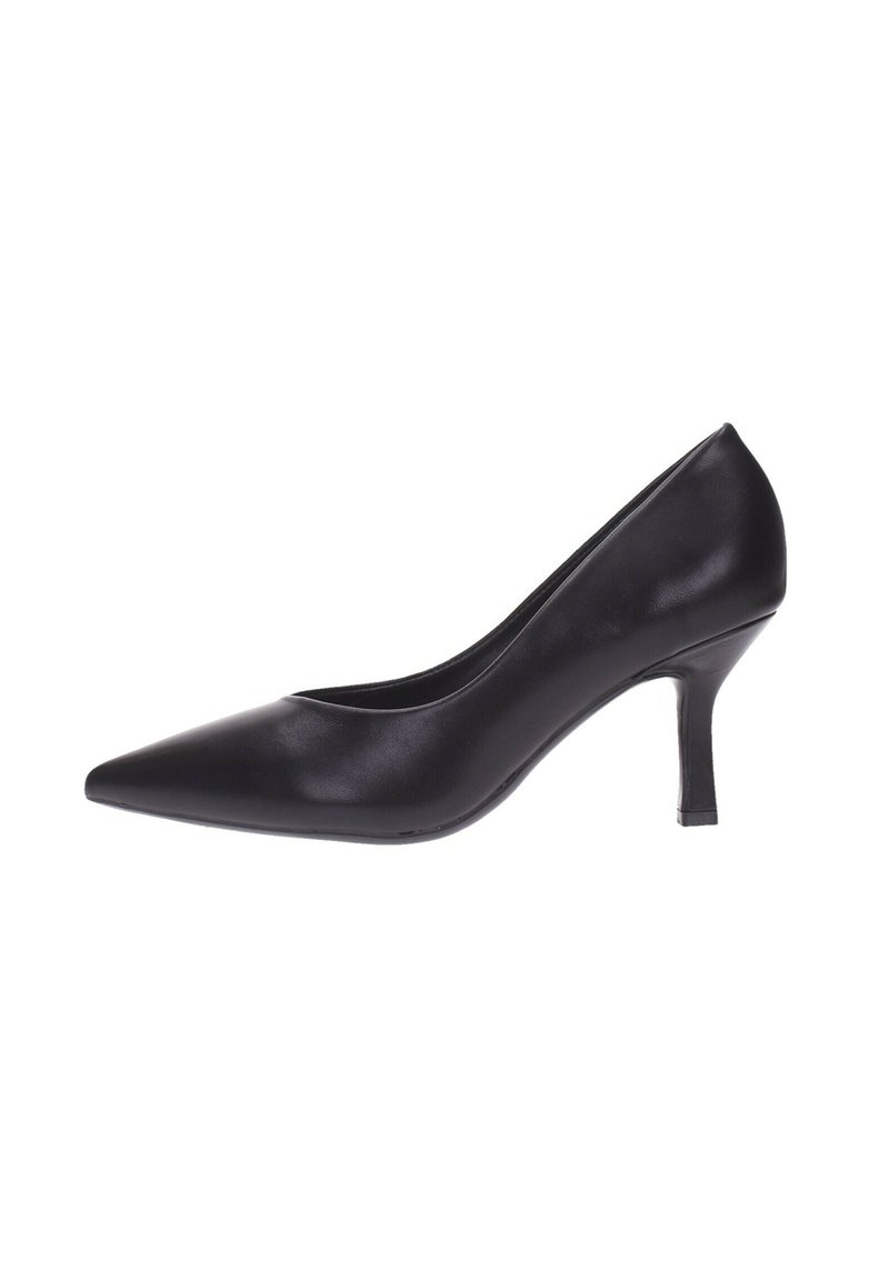 Zapato de tacón alto de punta estrecha en cuero negro, con un tacón delgado de altura media, visto de lado sobre un fondo blanco.