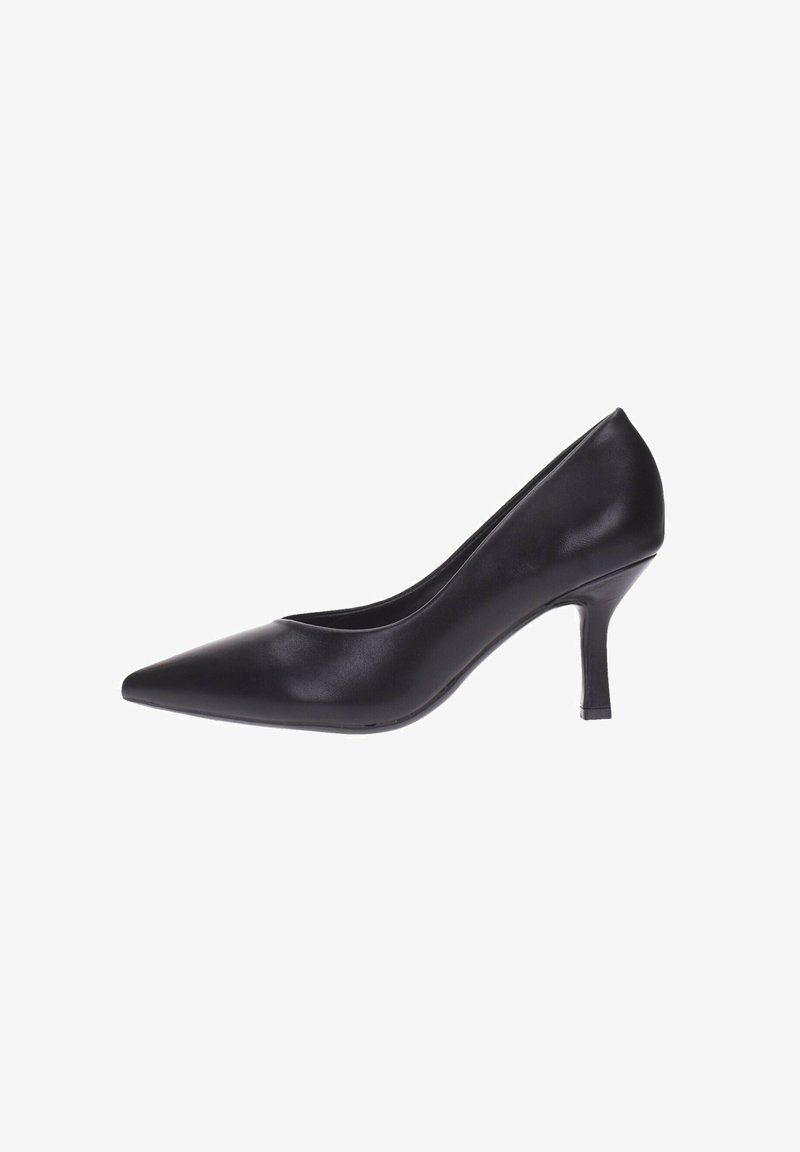 Pumps nere in pelle con punta affusolata e tacco sottile di media altezza, viste di lato su uno sfondo bianco.