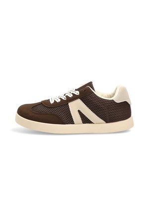 Zapatilla baja marrón y beige con detalles de malla y ante, cordones blancos y una suela beige gruesa, mostrada de lado sobre un fondo blanco.