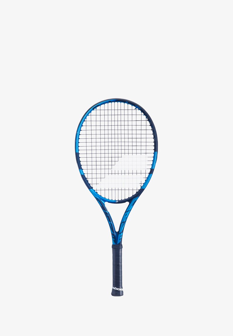 Tennisskilt med en blå og sort ramme, oval hoved og krydsmønster af strenge. Gummigreb på håndtaget for bedre greb.