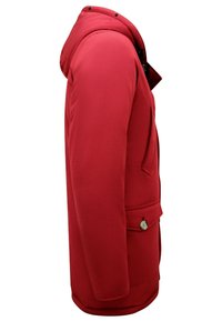 Rode jas met een capuchon, gladde textuur, zijvak met rits en knoopaccenten. Heeft een getailleerde pasvorm en strakke lijnen.