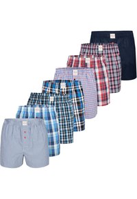 Sada osmi párů pánských boxerů v různých barvách a vzorech, včetně pruhů a kostičkovaného vzoru, s elastickými pasy a štítky.