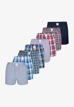 Set aus acht Paar Herrenboxershorts in verschiedenen Farben und Mustern, einschließlich Streifen und Karos, mit elastischen Taillenbündchen und Etiketten.