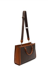 Sac à main synthétique marron avec un motif monogramme, comportant des poignées supérieures doubles et une bandoulière réglable et amovible.