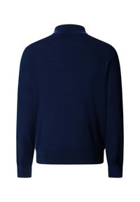 Granatowy sweter z wysokim kołnierzem i długimi rękawami. Miękka tekstura, smukły fason, bez widocznych wzorów czy akcentów metalowych.