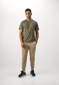 Nike Performance READY - Spordi T-särk - medium olive/black