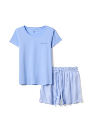 Camiseta de manga corta azul claro combinada con pantalones cortos de pijama con cintura elástica y rayas verticales azules y blancas.