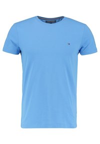 Helleblaue Baumwoll-T-Shirt mit kurzen Ärmeln, einem runden Ausschnitt und einem kleinen mehrfarbigen Logo auf der linken Brust. Glatte Textur.