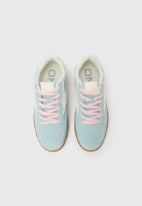 Ζευγάρι ανοιχτό μπλε αθλητικά παπούτσια με ροζ κορδόνια, λευκές πλαϊνές λεπτομέρειες και καφέ σόλες, σε θέα από πάνω σε λευκό φόντο.