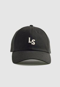 Gorra de béisbol negra hecha de algodón, con un logotipo blanco "LS" bordado en la parte delantera y una visera curva con detalles bordados.