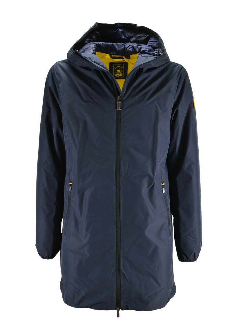 Giacca impermeabile blu navy con cappuccio, chiusura frontale con zip, due tasche laterali e un rivestimento interno giallo a contrasto. Presenta una texture liscia.