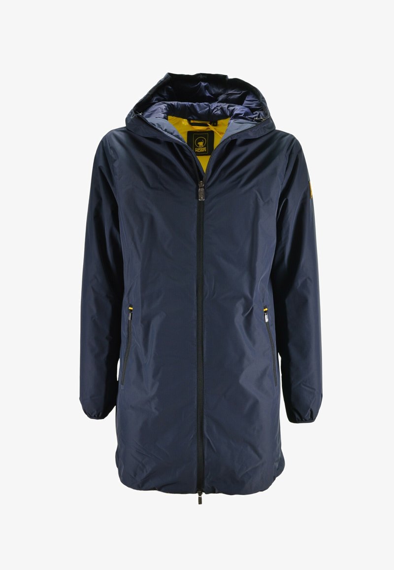 Giacca impermeabile blu navy con cappuccio, chiusura frontale con zip, due tasche laterali e un rivestimento interno giallo a contrasto. Presenta una texture liscia.