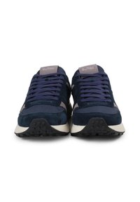 Sneaker in camoscio e rete color navy con lacci texturizzati, accenti grigi a contrasto e suola in gomma nera stampata. Logo del marchio sulla linguetta.