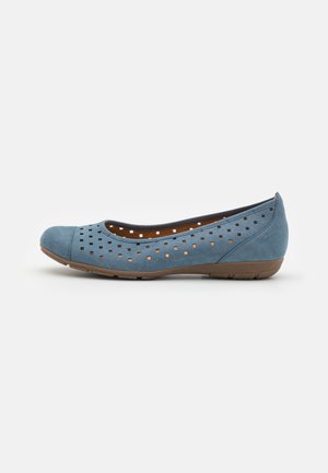 Chaussure plate bleue avec perforations carrées, bout arrondi et semelle en caoutchouc marron, vue de profil.