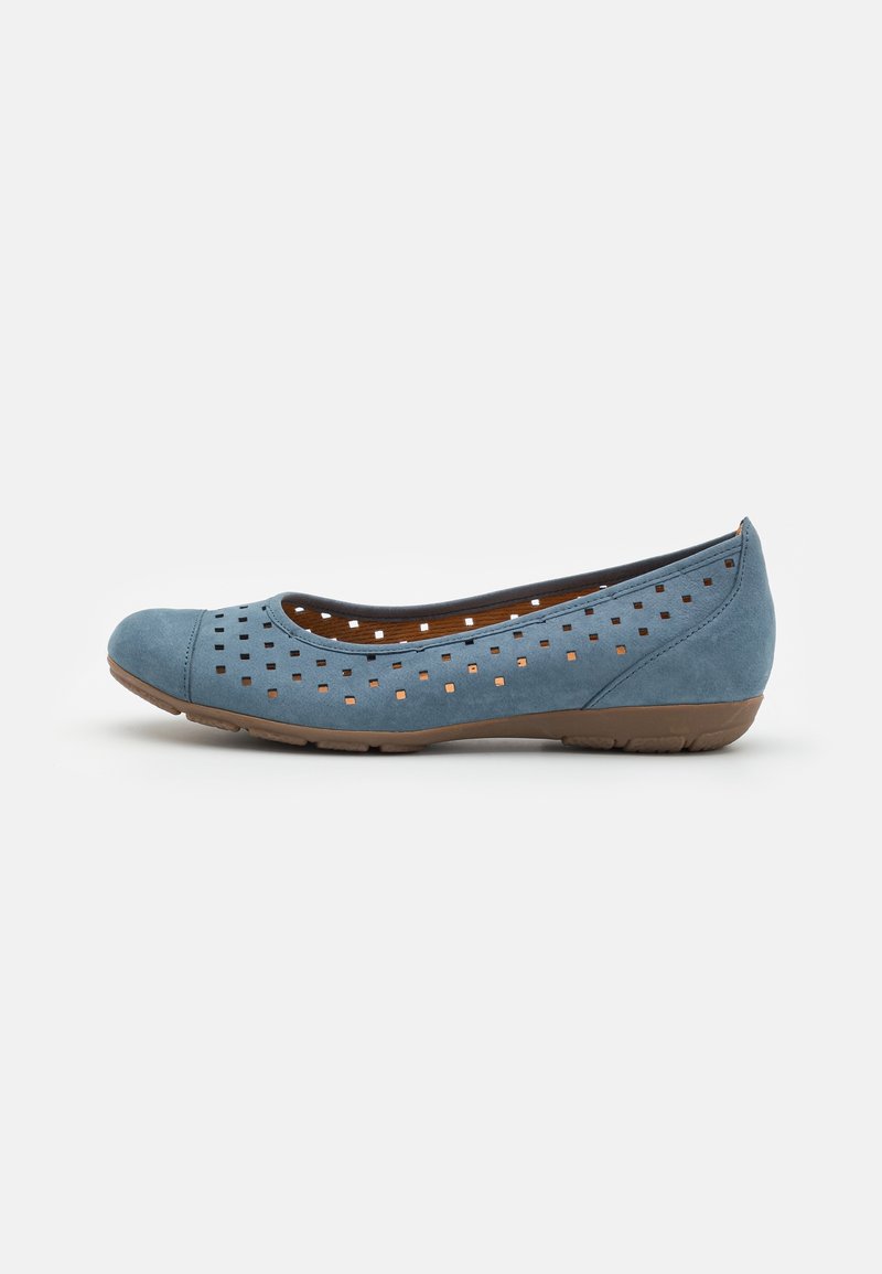 Chaussure plate bleue avec perforations carrées, bout arrondi et semelle en caoutchouc marron, vue de profil.